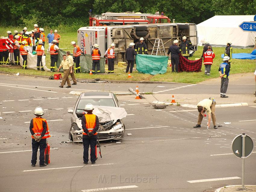 Schwerer Unfall mit Reisebus Lohmar Donrather Dreieck P483.JPG